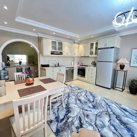 Sehir Ve Denizin Ortasinda Apartment